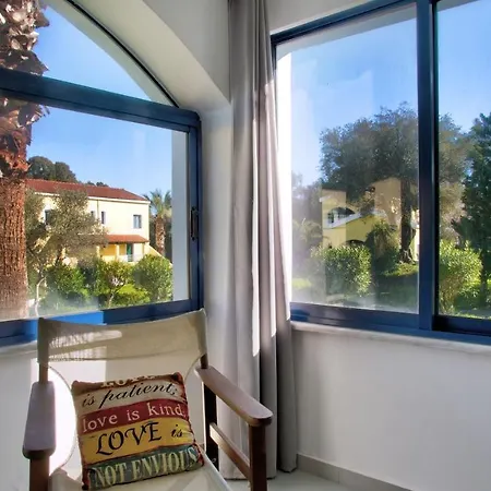 Blue Bay Апартаменты Гоувия